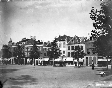 853337 Gezicht op de voorgevels van de huizen Neude 1 (rechts, achter de boom)- hoger te Utrecht.